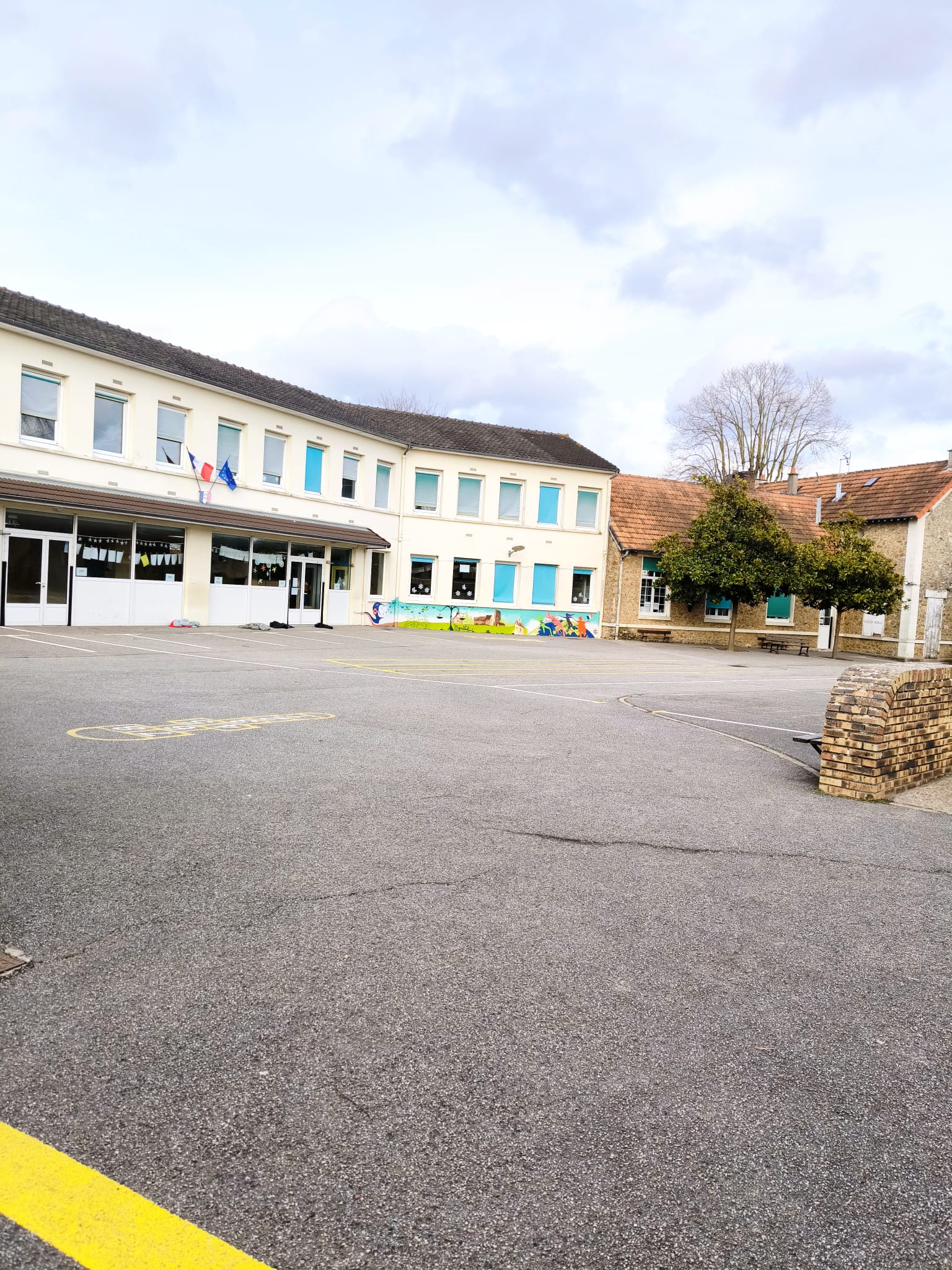 Le village, Les Louveries, Le Clos Breton